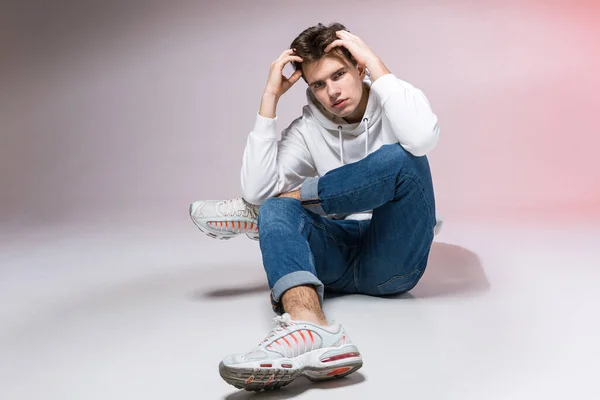 Bello Giovane Uomo Elegante Seduto Sul Pavimento Studio Modello Adolescente — Foto Stock