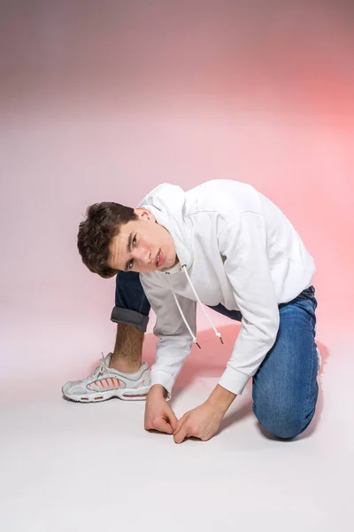 Niño Adolescente Pensativo Posando Sentado Suelo Estudio Retrato Estudiante Elegantemente —  Fotos de Stock