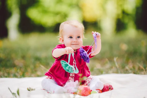 美しい女の子1公園で再生された上で歳のお座り 子供の屋外 森のピクニックで赤ちゃん 緑の牧草地に座って美しい赤ちゃんの少女の肖像画 可愛い娘さん — ストック写真