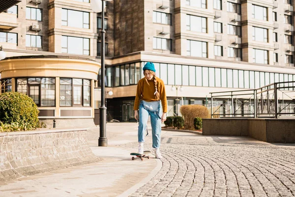 Una Mujer Patinadora Ciudad Skater Girl Denim Está Montando Tabla — Foto de Stock