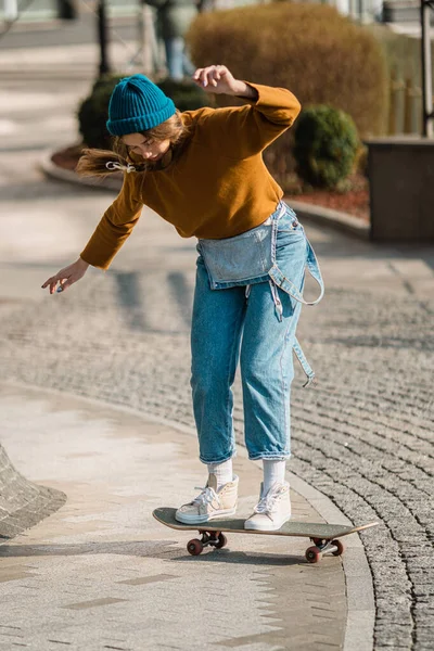Skateboarden Vrouw Stad Skater Meisje Denim Zit Haar Board Het — Stockfoto