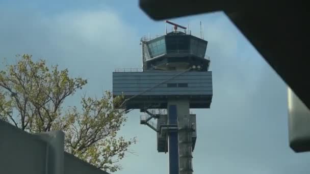 SkyTrain ที่สนามบินดัสเซลดอร์ฟ DUS ในเยอรมนี มุมมองจากรถไฟสกายสนามบินดัสเซลดอร์ฟ SkyTrain ดําเนินการระหว่างสถานีรถไฟสนามบินดุสเซลดอร์ฟใหม่และสนามบินเทอร์มินัลใหม่ — วีดีโอสต็อก