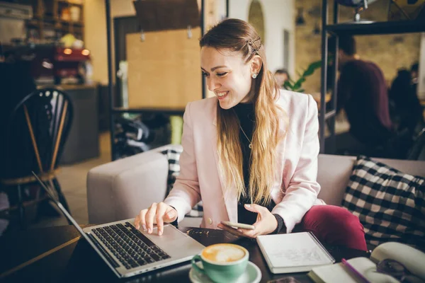 Όμορφη Νεαρή Γυναίκα Freelancer Χρησιμοποιώντας Φορητό Υπολογιστή Κάθεται Στο Τραπέζι — Φωτογραφία Αρχείου