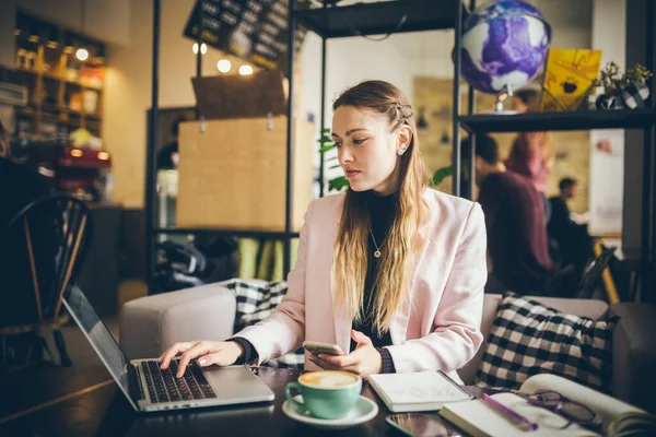 Business Woman Freelance Working Computer Notebook Laptop Mobile Phone Φλιτζάνι — Φωτογραφία Αρχείου