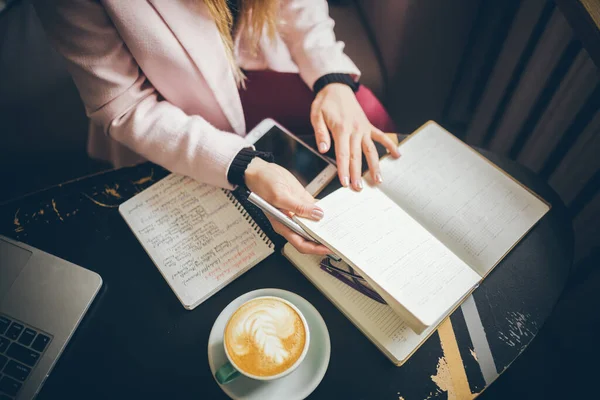 Freelancer Mulher Folheando Páginas Diário Uma Cafeteria Empreendedor Trabalhar Café — Fotografia de Stock