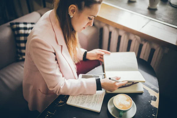 Trabalhar Confortavelmente Num Café Freelancer Mulher Folheando Páginas Diário Uma — Fotografia de Stock