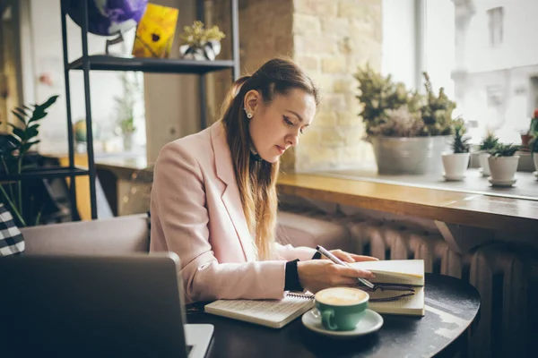 Freelancer Mulher Folheando Páginas Diário Uma Cafeteria Empreendedor Trabalhar Café — Fotografia de Stock