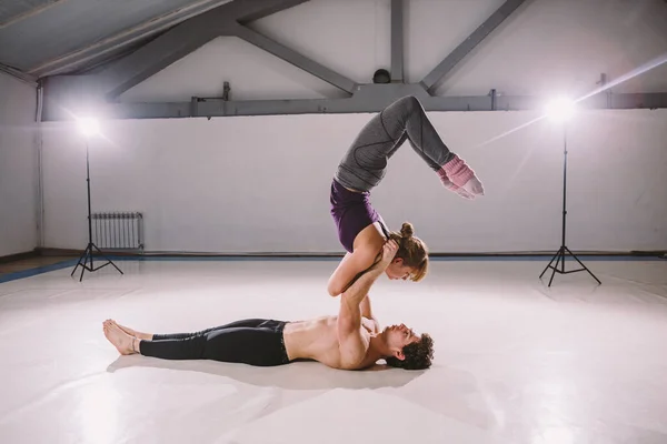 Тема Acroyoga Yoga Poses Тренування Acroyogis Студією Backlight База Чоловіка — стокове фото