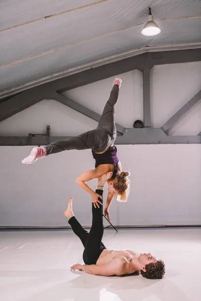 Práctica Pareja Yogui Pareja Jóvenes Deportistas Que Practican Clases Yoga — Foto de Stock