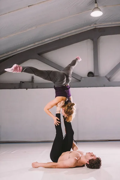 Desporto Temático Estilo Vida Saudável Acrobática Acroioga Jovem Casal Desportivo — Fotografia de Stock