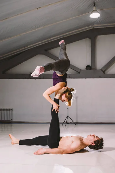 Desporto Temático Estilo Vida Saudável Acrobática Acroioga Jovem Casal Desportivo — Fotografia de Stock