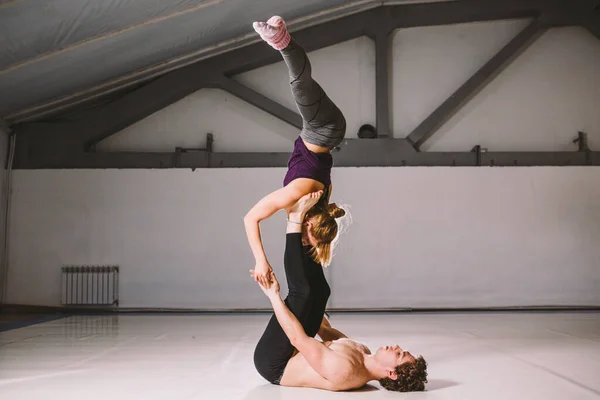 Yogi夫妇练习 与舞伴 男男女女一起 在瑜伽练习 手臂平衡姿势 做困难的身体平衡运动中 参加少儿不宜的杂技瑜伽课 — 图库照片