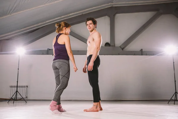 Het Thema Van Acroyoga Yoga Poses Acroyogis Oefent Met Studio — Stockfoto