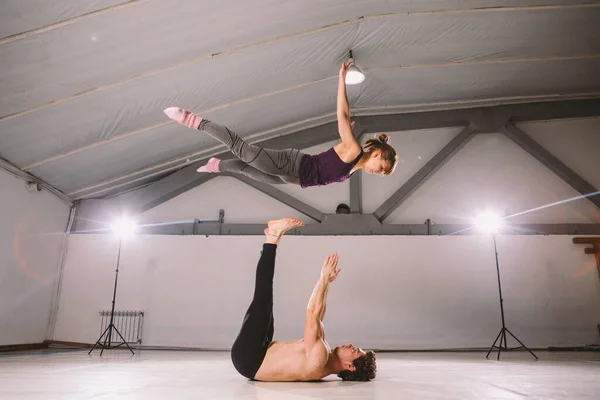 Тема Acroyoga Yoga Poses Тренування Acroyogis Студією Backlight Базовий Чоловік — стокове фото