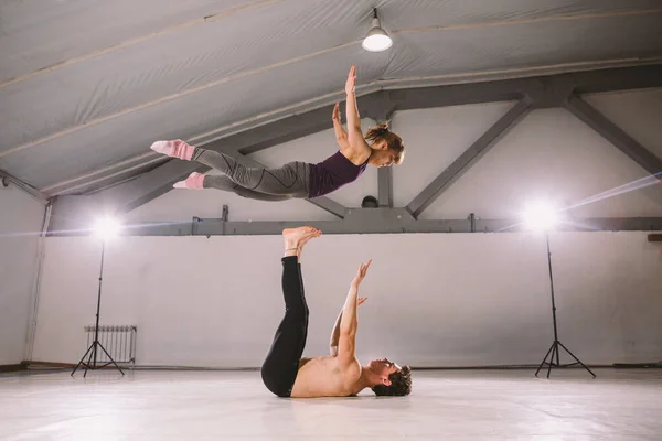 Тема Acroyoga Yoga Poses Тренування Acroyogis Студією Backlight Базовий Чоловік — стокове фото