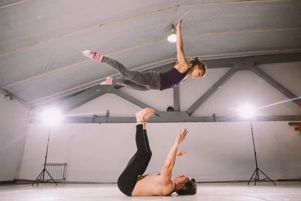 Jovem Casal Casal Praticando Acro Ioga Ginásio Estilo Vida Saudável — Fotografia de Stock