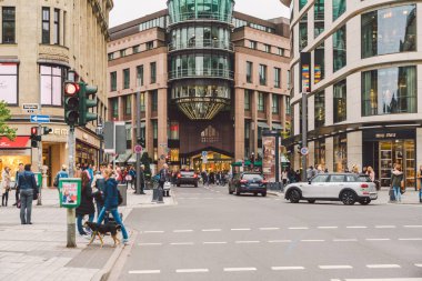 Düsseldorf civarındaki şehir ve alışveriş caddeleri. Chadow Arkaden Alışveriş Merkezi, 25 Ekim 2018 Almanya. Avrupa 'da tema alışverişi. Düsseldorf 'ta dükkanları olan merkez cadde..