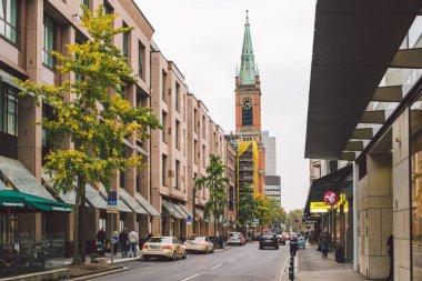 Şehir ve alışveriş caddeleri 25 Ekim 2018 Düsseldorf, Almanya. Avrupa 'da alışveriş teması. Düsseldorf 'ta dükkanları olan merkez cadde..