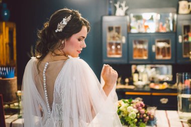 Düğün töreninden önce çekici genç bir gelin. Gelinin Hazırlıkları. Düğün sabahı. Beyaz gelinlik içinde güzel bir gelin. Güzel gelin damadı bekliyor..