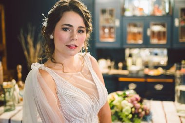 Düğün töreninden önce çekici genç bir gelin. Gelinin Hazırlıkları. Düğün sabahı. Beyaz gelinlik içinde güzel bir gelin. Güzel gelin damadı bekliyor..