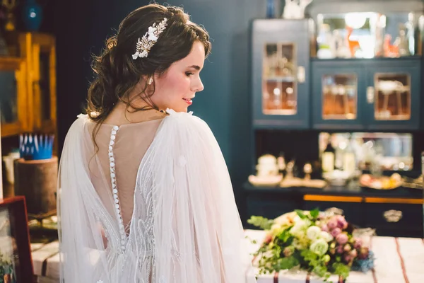 Braut Wunderschönem Kleid Steht Drinnen Hause Trendy Hochzeit Stil Erschossen — Stockfoto