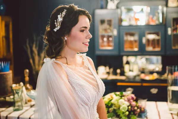 Pengantin Cantik Dengan Riasan Pernikahan Dan Mahkota Perhiasan Mode Pengantin — Stok Foto
