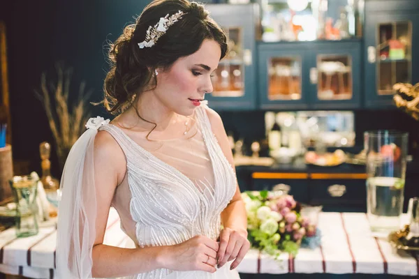 Schöne Braut Mit Hochzeits Make Und Schmuck Krone Brautmode Posiert — Stockfoto