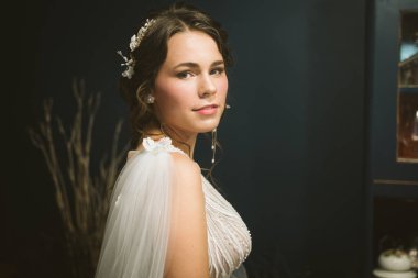 Düğün töreninden önce çekici genç bir gelin. Gelinin Hazırlıkları. Düğün sabahı. Beyaz gelinlik içinde güzel bir gelin. Güzel gelin damadı bekliyor..