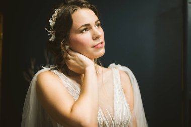 Düğün töreninden önce çekici genç bir gelin. Gelinin Hazırlıkları. Düğün sabahı. Beyaz gelinlik içinde güzel bir gelin. Güzel gelin damadı bekliyor..