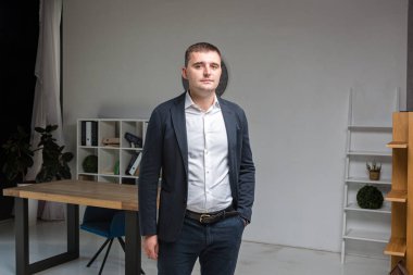 Ofisteki iş adamı. Resmi kıyafetli yakışıklı işadamı ofisteki kameraya bakıyor. İş yerindeki kilolu ofis çalışanı. Vücudunu düzeltmen gerek. Artı ofis çalışanı..