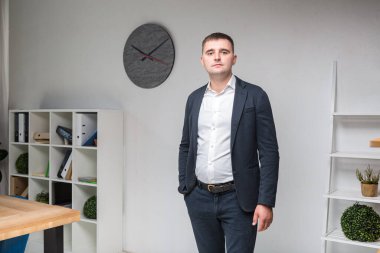 Ofisteki iş adamı. Resmi kıyafetli yakışıklı işadamı ofisteki kameraya bakıyor. İş yerindeki kilolu ofis çalışanı. Vücudunu düzeltmen gerek. Artı ofis çalışanı..