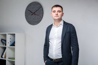 Beyaz gömlekli ve ceketli beyaz bir beyaz erkek portresi. İş yerindeki kilolu ofis çalışanı. Oturmalı inaktif çalışmada obezite konusu. Şişko iş adamı.