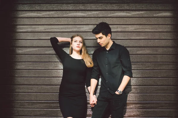 Casal Elegante Multiracial Roupa Preta Posando Contexto Uma Parede Madeira — Fotografia de Stock