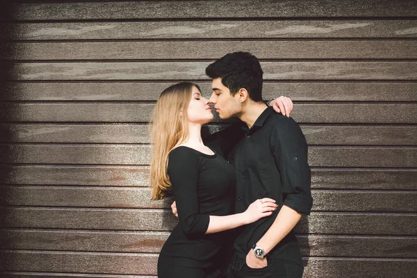 Stilvolles Paar Schwarzer Kleidung Posiert Auf Einem Hintergrund Einer Holzwand — Stockfoto