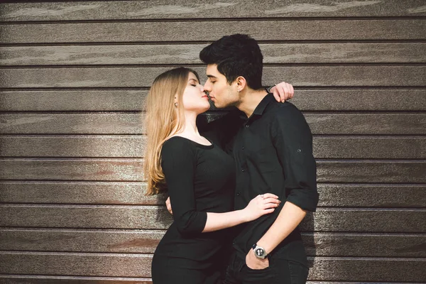 Couple Élégant Multiracial Vêtements Noirs Posant Sur Fond Mur Bois — Photo