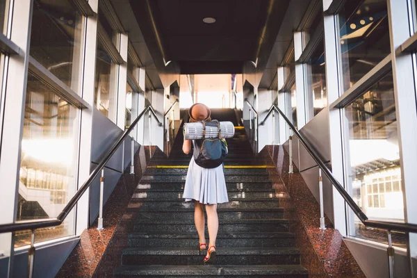 Мандрівна Жінка Йде Сходами Рюкзаком Залізничного Вокзалу Прибуття Нове Місце — стокове фото