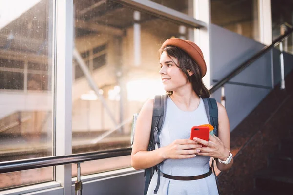 Donna Che Utilizza Smart Phone Mentre Piedi Sulla Piattaforma Della — Foto Stock