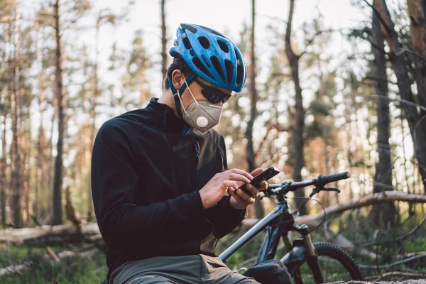 Solunum Maskesi Takan Ağır Koruma Filtresi Takan Erkek Bisikletçi Ormanda — Stok fotoğraf