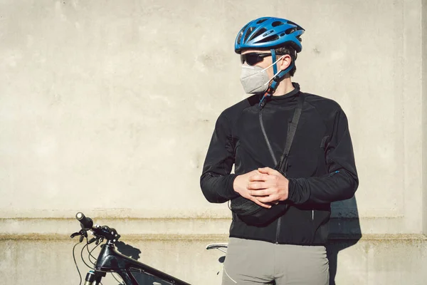 Portré Férfi Kerékpáros Közel Szürke Beton Fal Védő Légzőkészülék Szűrővel — Stock Fotó