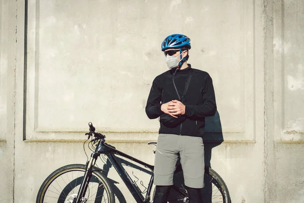 Велосипедист Маске Смога Городе Велокурьер Делает Доставку Человек Коронавирусной Маске — стоковое фото