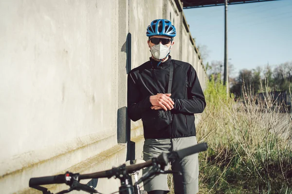 Велосипедист Маске Смога Городе Велокурьер Делает Доставку Человек Коронавирусной Маске — стоковое фото