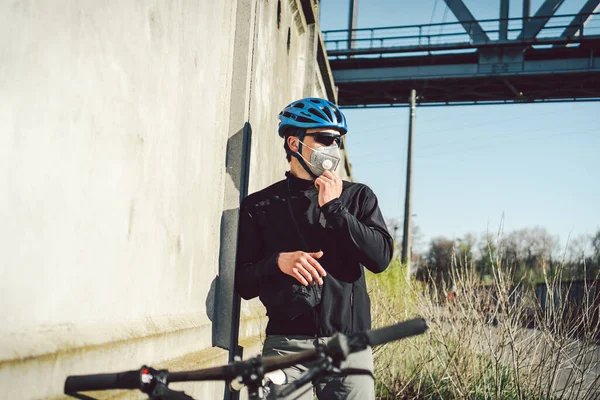 Ciclista Maschera Causa Dello Smog Città Corriere Bici Fare Una — Foto Stock