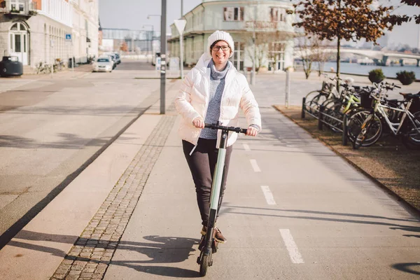 Bir Kadın Elektrikli Scooter Kiraladı Kopenhag Danimarka Güneşli Bir Kış — Stok fotoğraf