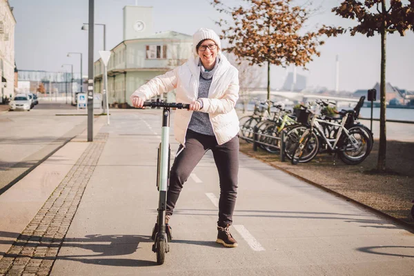Turist Kadın Danimarka Nın Başkenti Kopenhag Elektrikli Scooter Kiralıyor Güneşli — Stok fotoğraf