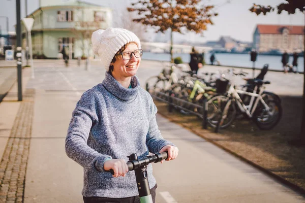 Kopenhag Bisiklet Yolunda Elektrikli Scooter Süren Genç Bir Kadın Modern — Stok fotoğraf