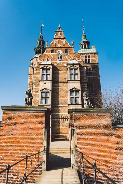 冬の晴れた日にデンマークのコペンハーゲンにあるローゼンボルグ城 オランダのルネサンス様式 ローゼンボルグ ローゼンボルグ デンマーク国王クリスチャン4世の命により建てられたデンマーク国王の邸宅 — ストック写真