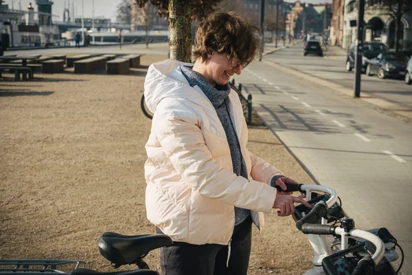 Servizio Noleggio Biciclette Giovane Donna Che Prende Una Bicicletta Affitto — Foto Stock