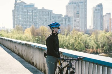 PM2.5 maskeli bisikletçi, tehlikeli sis ve sis ile şehir. Kentsel şehirde sağlıksız hava kirliliği tozu dumanı. Eco Transport My Choise. Grip salgını. Sağlık ve güvenlik, koronavirüs N1H1, virüs koruması.