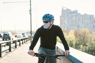 PM2.5 maskeli bisikletçi, tehlikeli sis ve sis ile şehir. Kentsel şehirde sağlıksız hava kirliliği tozu dumanı. Eco Transport My Choise. Grip salgını. Sağlık ve güvenlik, koronavirüs N1H1, virüs koruması.