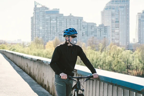 Motosikletli N95 Maskeli Üstü Örtülü Bir Şehirde Hava Kirliliği Endüstriyel — Stok fotoğraf